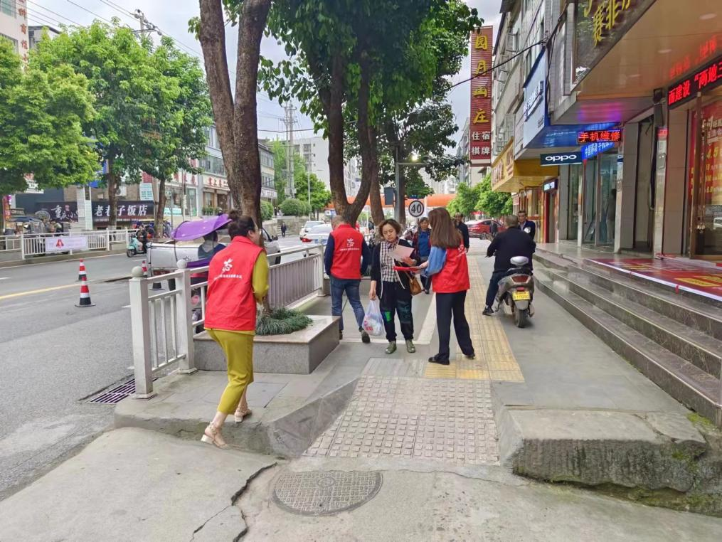 巴中市秦巴農(nóng)業(yè)融資擔(dān)保股份有限公司開展“創(chuàng)建文明城市，傳遞文明理念”主題創(chuàng)文宣傳活動